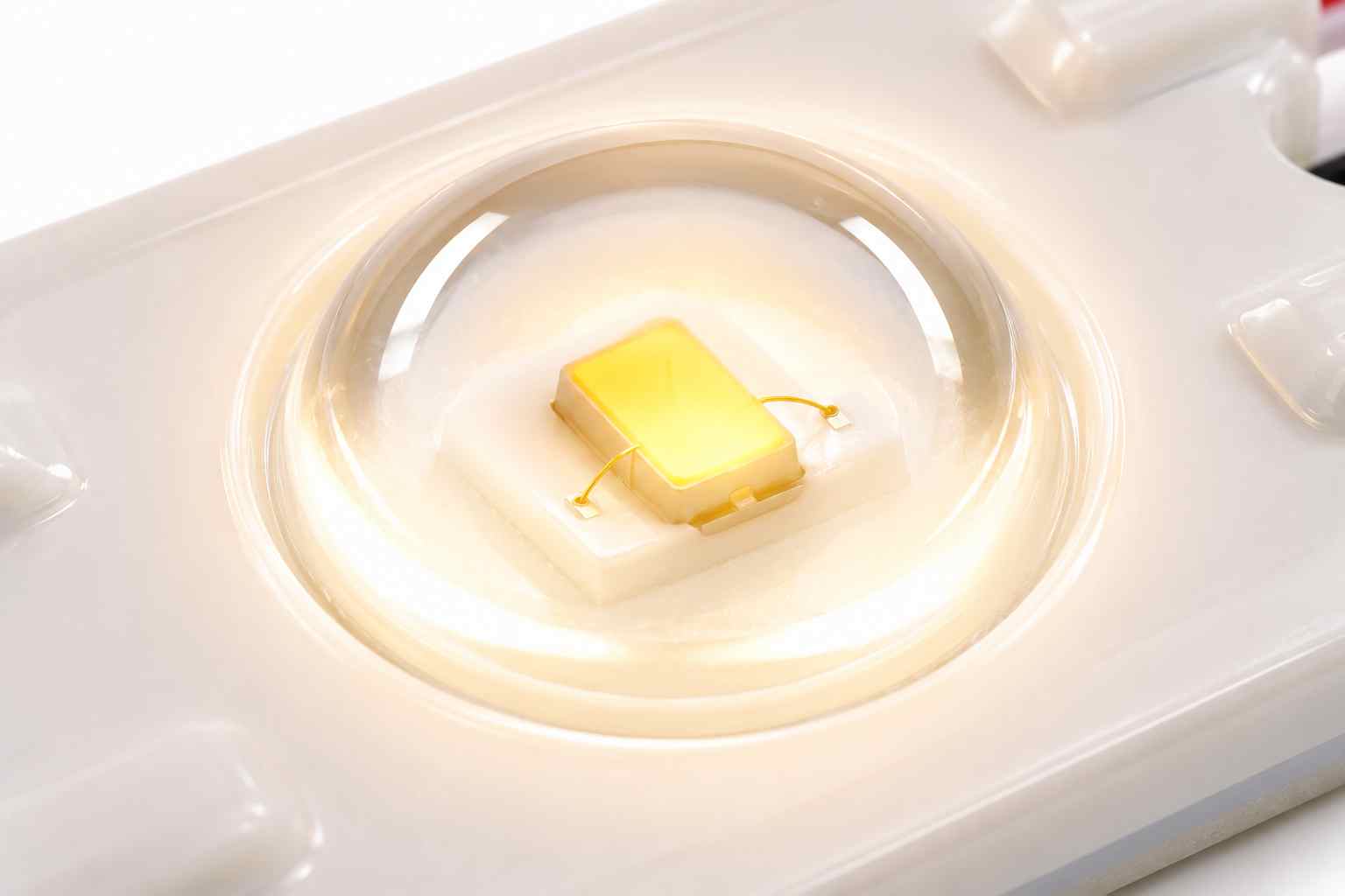 Detail čipu SMD 2835 San'an na LED modulu 3725 se světelným tokem nad  55 lm a CRI větším než 80